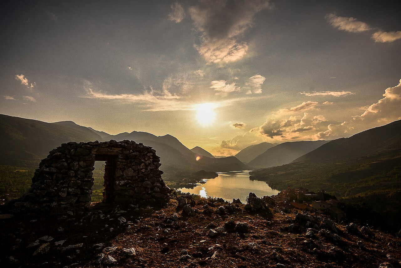 Panoramica del Lago di Barrea.