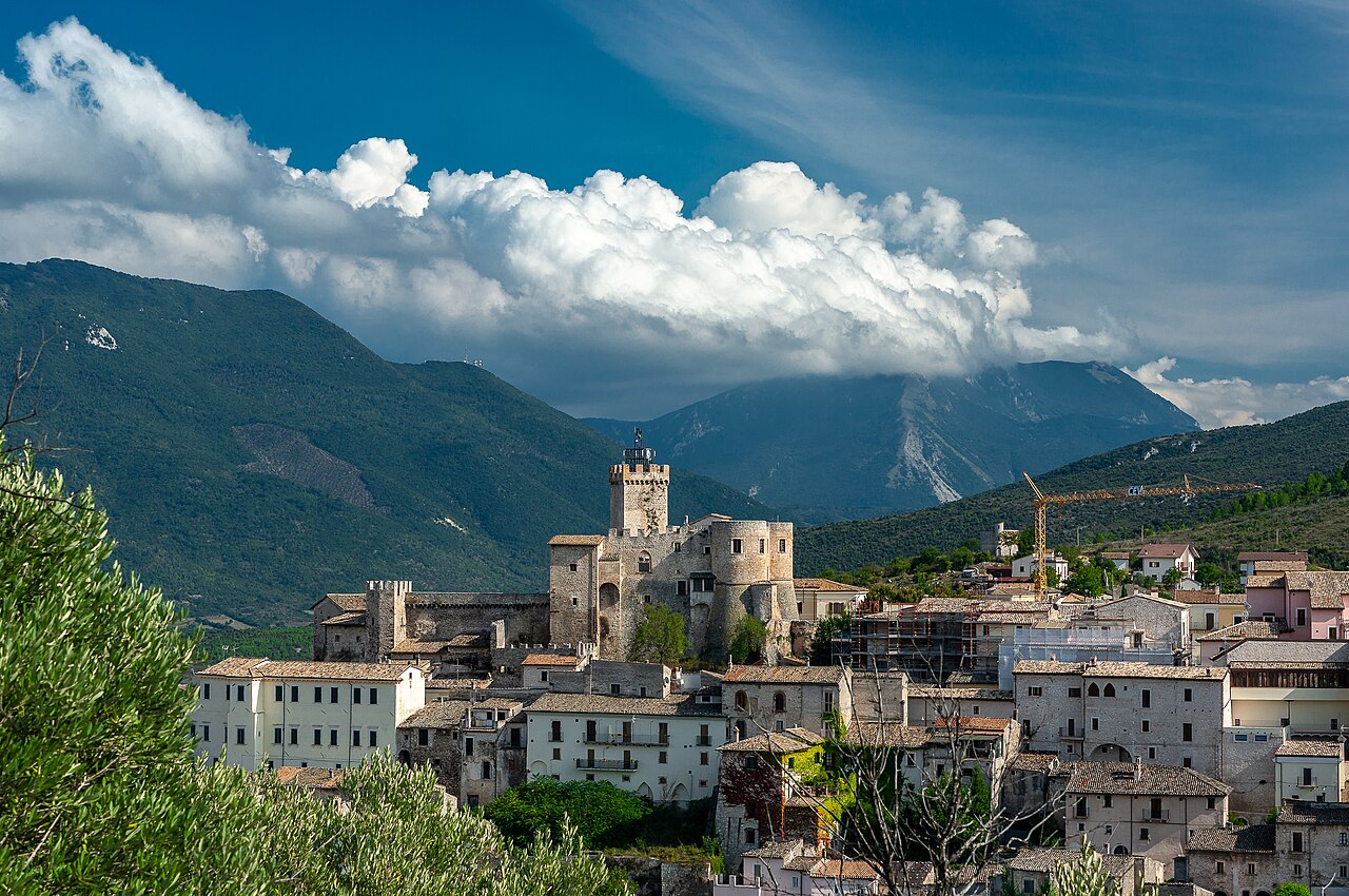 Il borgo di Capestrano con il castello.