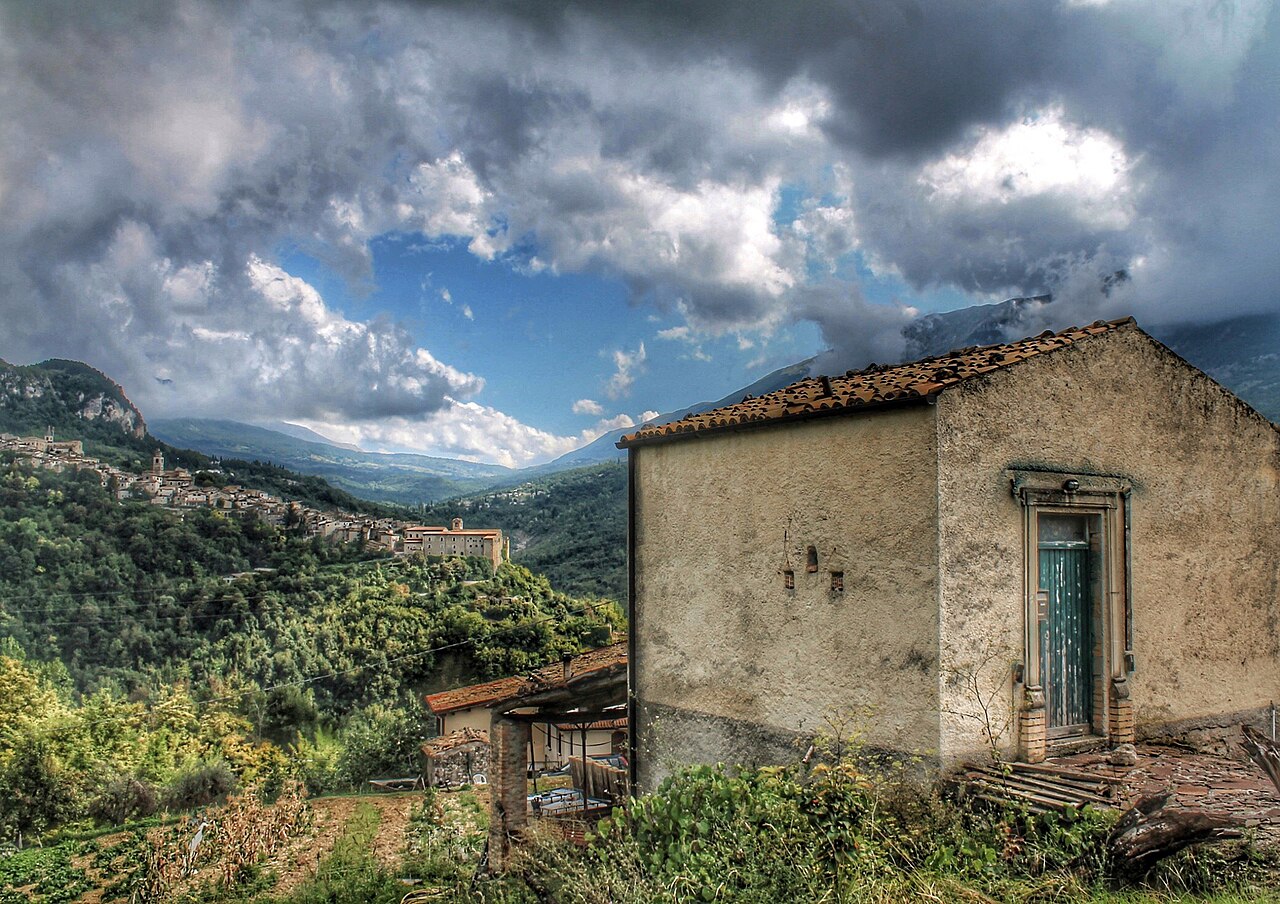 Caramanico Terme vista da lontano.