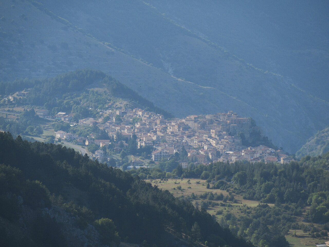 Il borgo di Villalago.